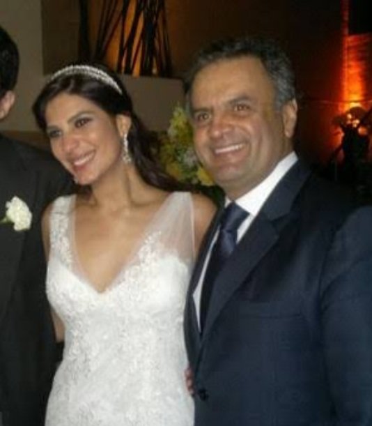 Aécio Neves foi o padrinho do primeiro casamento de Andrea Sadi. Alguma dúvida de que lado essa deslumbrada sempre esteve? Sempre foi antipetista e agora voz dos Marinho. Desliga essa merda!