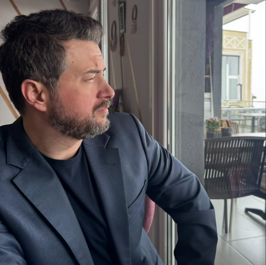 Öncelikle, Çağla TUĞALTAY cinayeti özelinde Pınar BK hanım ile birlikte en çok desteği sağlayan kişi Avukat Ümit ALTAY'dır.   

Ne Ümit Bey'e, ne de bu davaya baş koymuş yüz binlerce güzel yürekli insana yalnızca "takipçi" seviyesine indirmek sureti ile edilen lafların