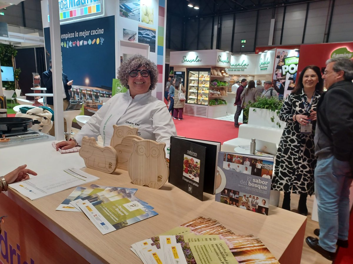 Imforest_PFNM's tweet image. II Encuentro Formativo de #IMFOREST con @CharoValHdez en el stand de Mercamadrid en @expohip. Receta realizada con trufa, miel y jamón, productos con certificado @PEFCSpain cedidos por #Aragotruf, #FuenteLaVirgen y @mielmuria . #NextGenerationEU #ProyectosPRTR