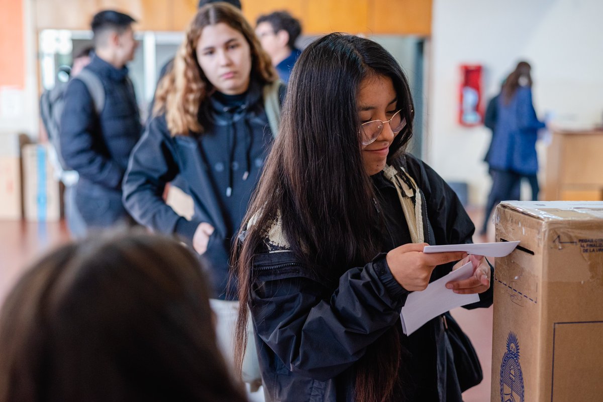 #EleccionesFCE
🗳️El 14 y 15 de mayo, la #ComunidadFCE elegirá en las urnas a sus representantes.
👩‍🎓Hasta el 12 de marzo, egresados y egresadas podrán optar por el voto a distancia, a través de correo postal. 
Más información: bit.ly/cronograma-ele…