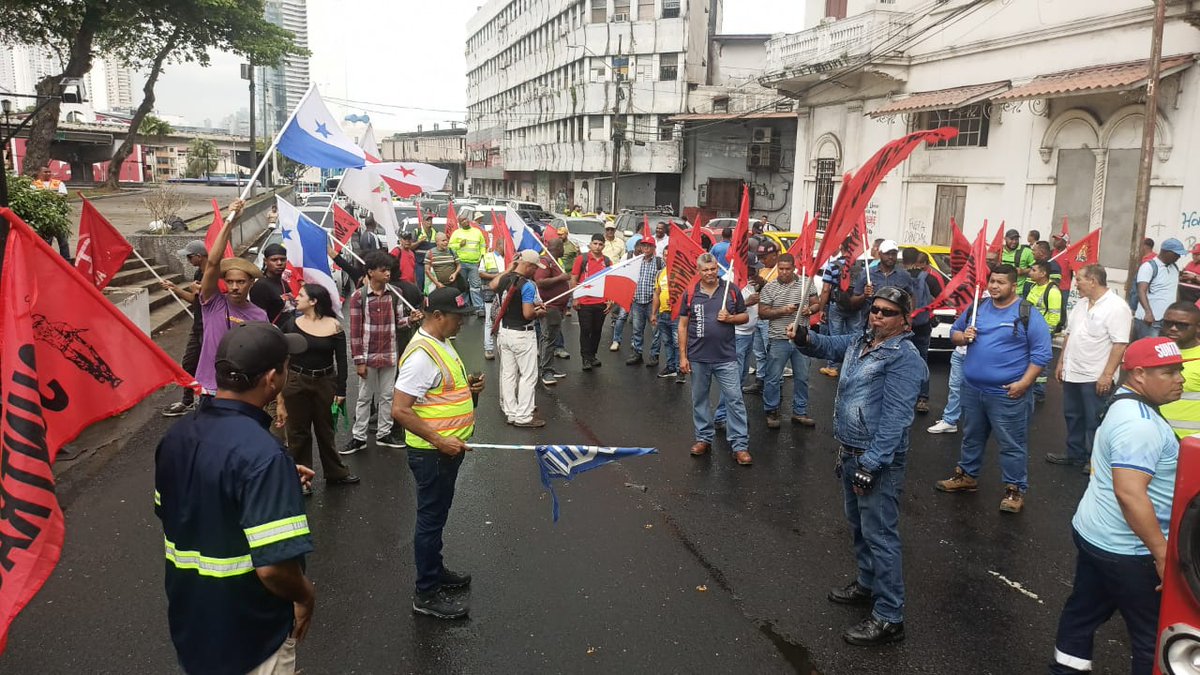 ClaridadPanama1's tweet photo. ¡URGENTE!
Afuera organizaciones protestan, mientras adentro a tambor batiente, diputados votan el nefasto proyecto 163 sin audio.
Así son los cobardes de Vamos, Moca, CD, Panameñistas, RM, Alianza, etc. salvo dignas excepciones.
Es la misma cueva de ratas.
Prepárate para la lucha https://t.co/tPjuFb7npp