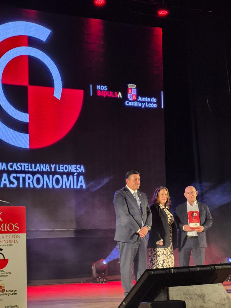 🔵 En Arévalo, acompañando a las empresas galardonadas en los #XPremiosCyLdeGastronomía

🏆🐌Premio Emprendimiento <a href="/CaracolesGredos/">Caracoles de Gredos</a> 
🏆🍫Premio Mejor Producto Agroalimentario Bombón de #HigodeGredos 

#orgullososdenuestrasempresas
#empresasdeÁvila #agroalimentario