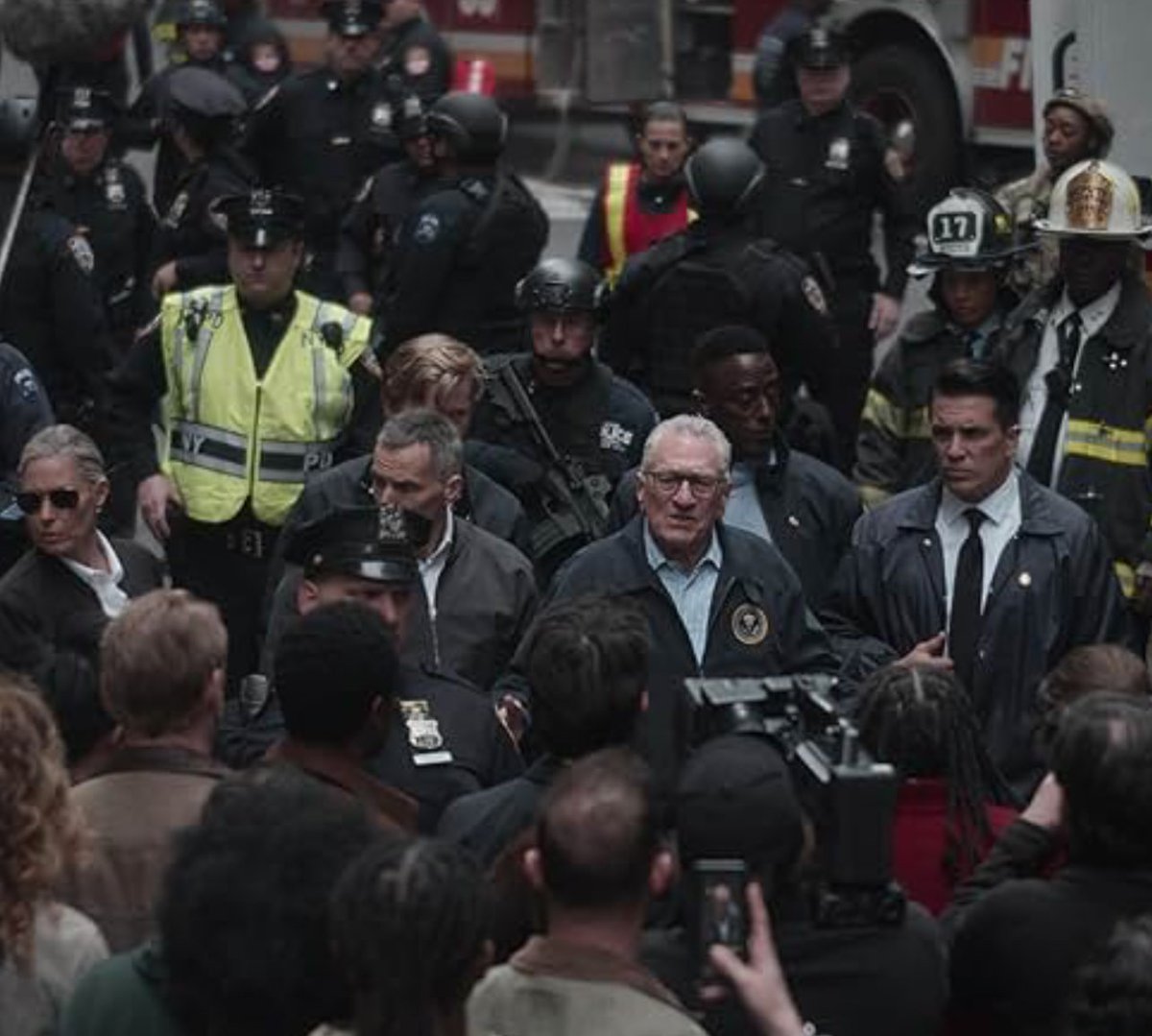 Quedó por abajo de mis expectativas la mini serie Día Cero (Zero Day) de #Netflix (6 episodios), sobre una intriga de apagón informático y la investigación para resolver el caso. Un gran tema con un guion endeble, con evidentes huecos y subtramas tramposas, sueltas y forzadas.