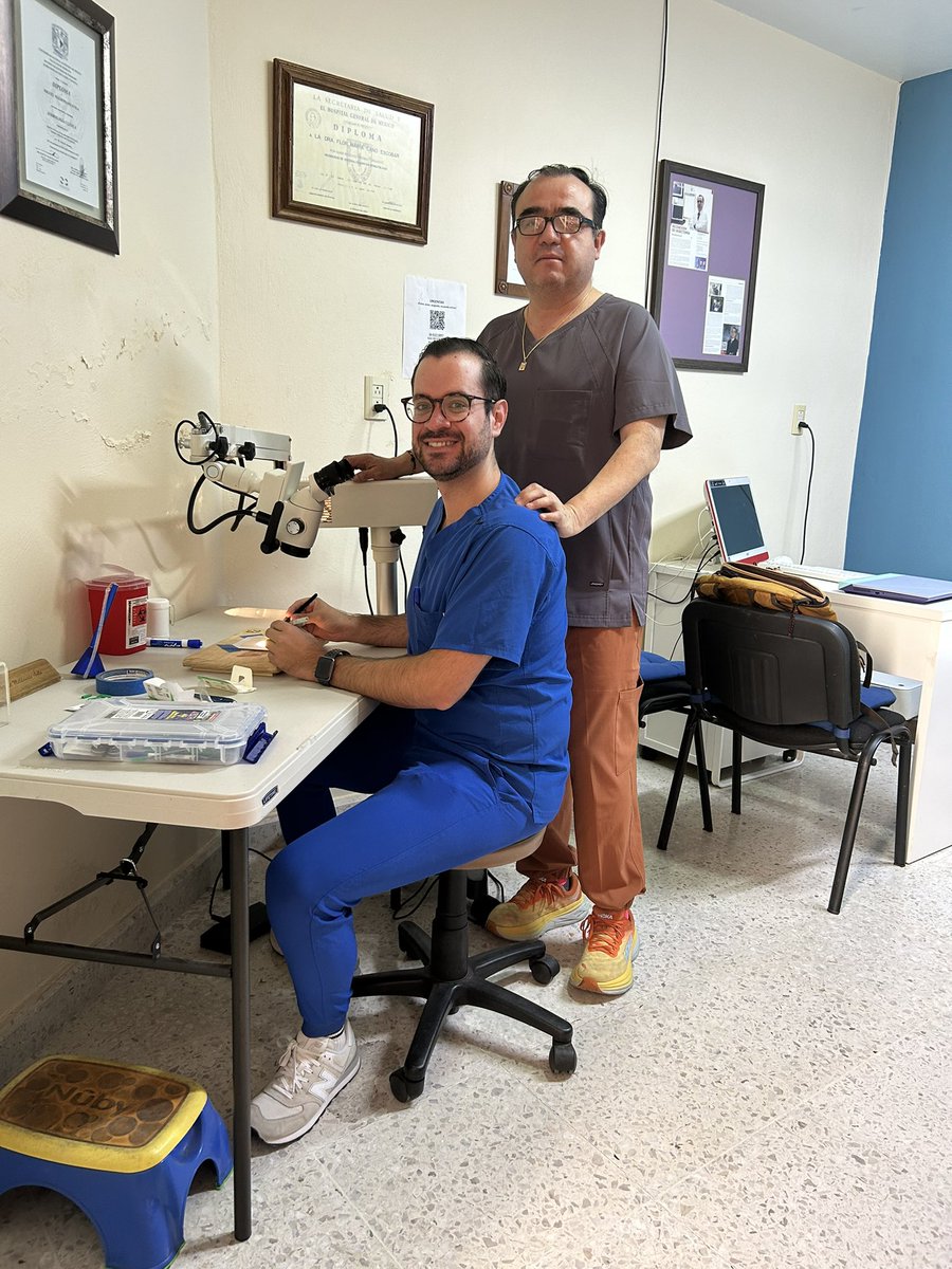 mimalavi's tweet photo. Está semana pasada, iniciamos adiestramiento en Microcirugia para uno de nuestros Fellows de @AndrologiaMex clínica y quirugica   
Dr Saúl Alvizo urólogo egresado del centro médico de occidente quien lo esta haciendo muy bien.

Empezamos con destrezas básicas en tarjeta de práctica e iremos avanzando progresivamente. 

La Microcirugia en el manejo de la infertilidad masculina ofrece muy buenos resultados en manos entrenadas y con práctica frecuente.

Esto confirma el dicho que dice que “la Microcirugia se aprende en el Laboratorio y no en el Quirófano…”

Y en forma combinada al desarrollo  del fellowship visitamos hermosos lugares del  Valle de Mexico…

Todo cabe en un jarrito sabiéndolo acomodar…

La vida familiar, el ocio y el esparcimiento son tan importantes como nuestra práctica profesional y la Andrologia es una de las subespecialidades que afortunadamente nos permite combinar ambas cosas…