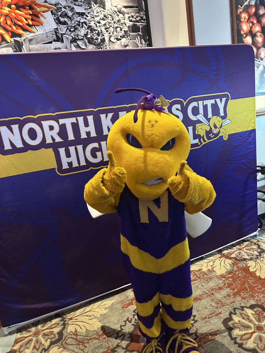 TheCustMissy's tweet photo. Idk about you, but Henry the Hornet had a blast Friday at PROM! Check out those moves! https://t.co/cQDSCbu2O3