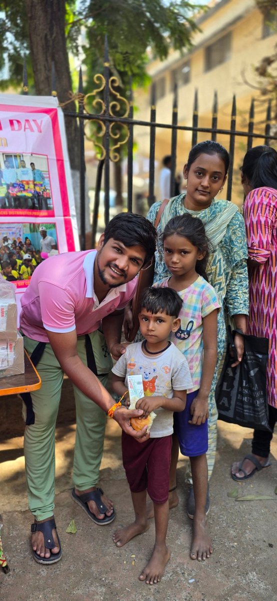 nanhiparingo's tweet photo. 9 March Nanhi Pari foundation has distributed Vadapav &amp; ORS to the patients families outside KEM &amp; Tata Hospitals
Total - 280 Beneficiaries
You can also participate in our next activity of water bottles ORS &amp; Vadapav distribution on 16 march at the same place.
 #GivingBack #pune https://t.co/Nfl3XWz0Gp