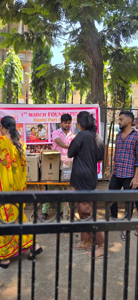 nanhiparingo's tweet photo. 9 March Nanhi Pari foundation has distributed Vadapav &amp; ORS to the patients families outside KEM &amp; Tata Hospitals
Total - 280 Beneficiaries
You can also participate in our next activity of water bottles ORS &amp; Vadapav distribution on 16 march at the same place.
 #GivingBack #pune https://t.co/Nfl3XWz0Gp