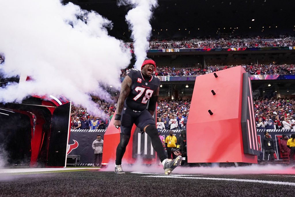 🚨 🚨 🚨 

Blockbuster trade: The #Texans are finalizing a trade of five-time Pro Bowl LT Laremy Tunsil to the #Commanders, sources say. 

A huge addition for Washington, as Houston gets a draft pick haul.