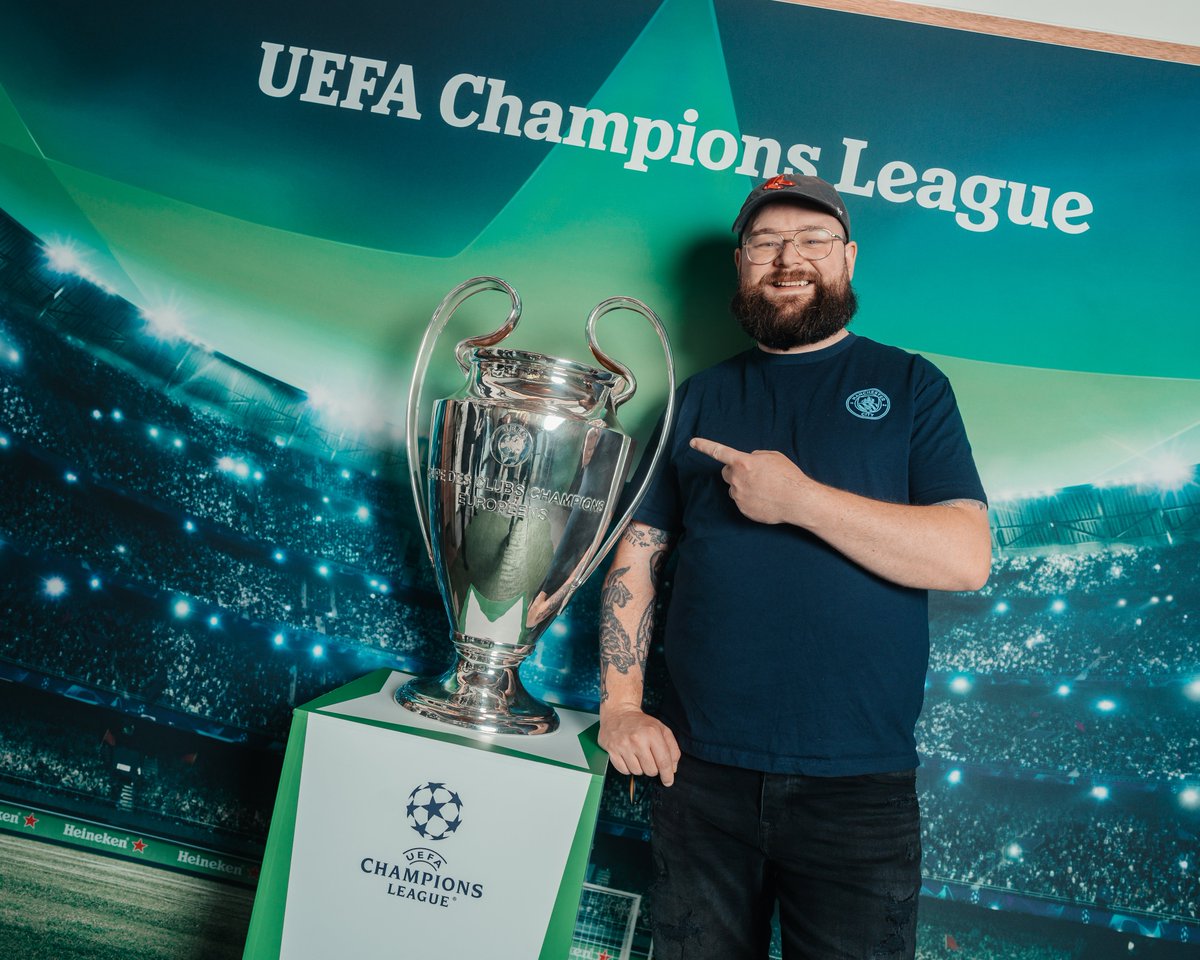 joe_jsx's tweet photo. Me 🤝 Arteta

Being very close to touching big trophies https://t.co/jmKu9gy5Bs