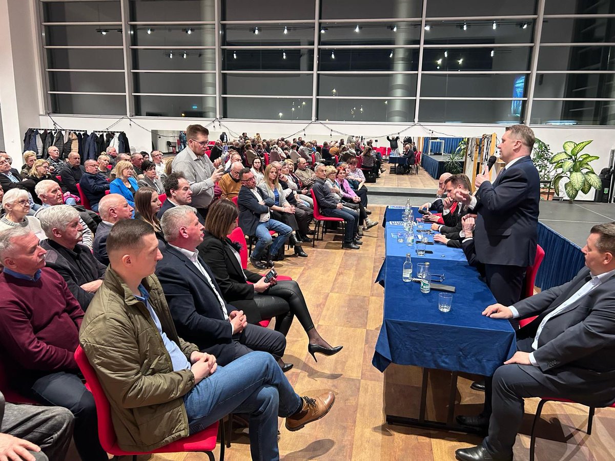 CzarnekP's tweet image. Bardzo ciekawe spotkanie z licznie zgromadzonymi mieszkańcami gm. Niemce. Bardzo dziękujemy 🫶🏼.
Na trasie kampanii wyborczej dra @NawrockiKn jutro kolejne miejscowości Lubelszczyzny - Wysokie i Bychawa. 
Wraz z koleżankami i kolegami parlamentarzystami zapraszamy 🤝🏼🇵🇱.…