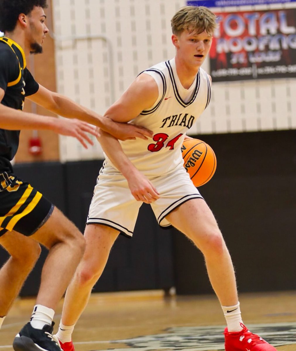 Thompson brothers are legit 👀👇

26’ Tyler Thompson | 6’6 SF <a href="/_tylerthompson/">Tyler Thompson</a> 
(scorer, versatile,  low D1/D2)

28’ Lucas Thompson | 6’5 PG @lucasThomp69941 
(playmaker &amp; shooter, Mid-Major D1)

Triad High (IL) is making history and producing next level talent #Midprofam