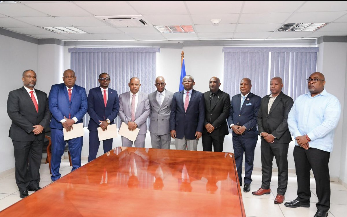 W_Yofficial's tweet photo. 📢 Le 10 mars 2025, le gouvernement haïtien a installé la CNDDR pour lutter contre l'insécurité. Sa mission : aider les enfants et jeunes en conflit avec la loi à se réintégrer sans discrimination. Un pas vers la paix et la sécurité nationale ! 🇭🇹 #Haiti #Sécurité #CNDDR https://t.co/MoEpt1O2HK