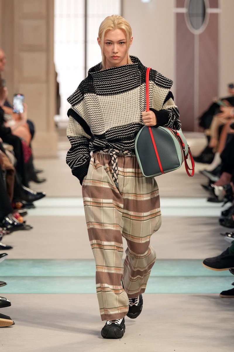 spearhyunnie's tweet photo. FELIX ON VOGUE RUNWAY #FELIXxLVFW25 https://t.co/spgx7pLW3h