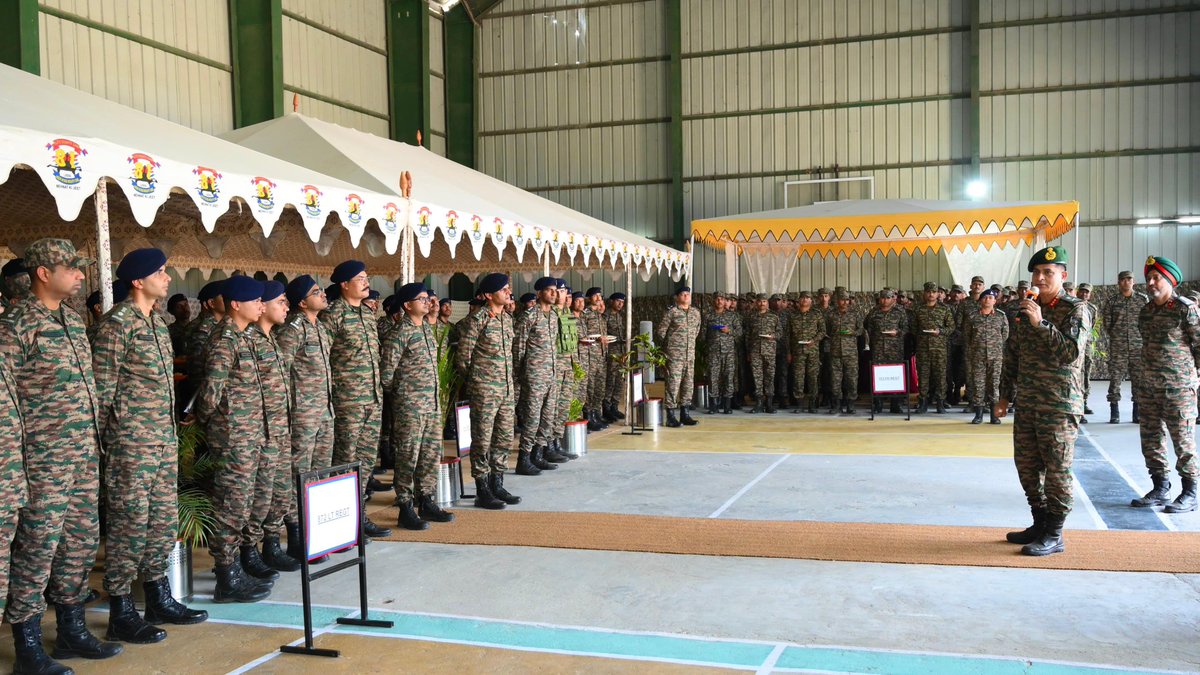 GajrajCorps_IA's tweet image. #DecadeofTransformation
#TechnologyAbsorption

#GOC @GajrajCorps_IA reviewed operational preparedness of Red Horns Gunners and ongoing infusion of #NewGenerationTechnology in Tactics, Techniques &amp;amp; Procedures. He commended the formation for their professionalism and quest for…