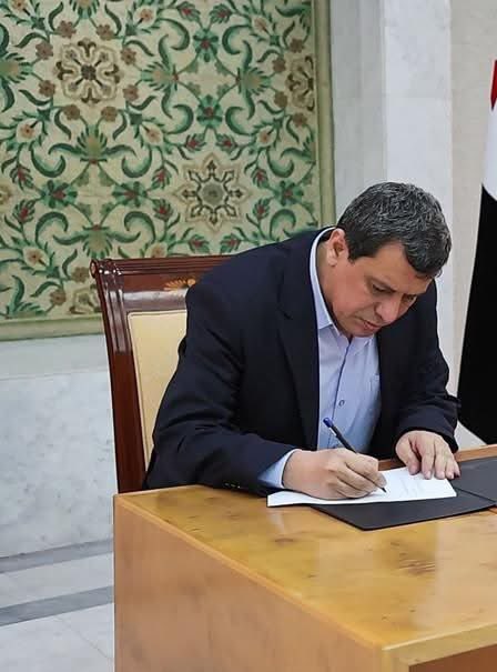 الحقوق تُخذ و لا تعطى...
كانوا يهددونه بالطرد.

فاستقبلوه في #دمشق.

الامام العالم الزاهد المجتهد ( مصطفى خليل عبدي ) المعروف بمظلوم كوباني كاسر انف الخلافة الاسلامية الد١عشية و فاتح عاصمة الارهاب الرقة و كاسر اصنام الخوارج.