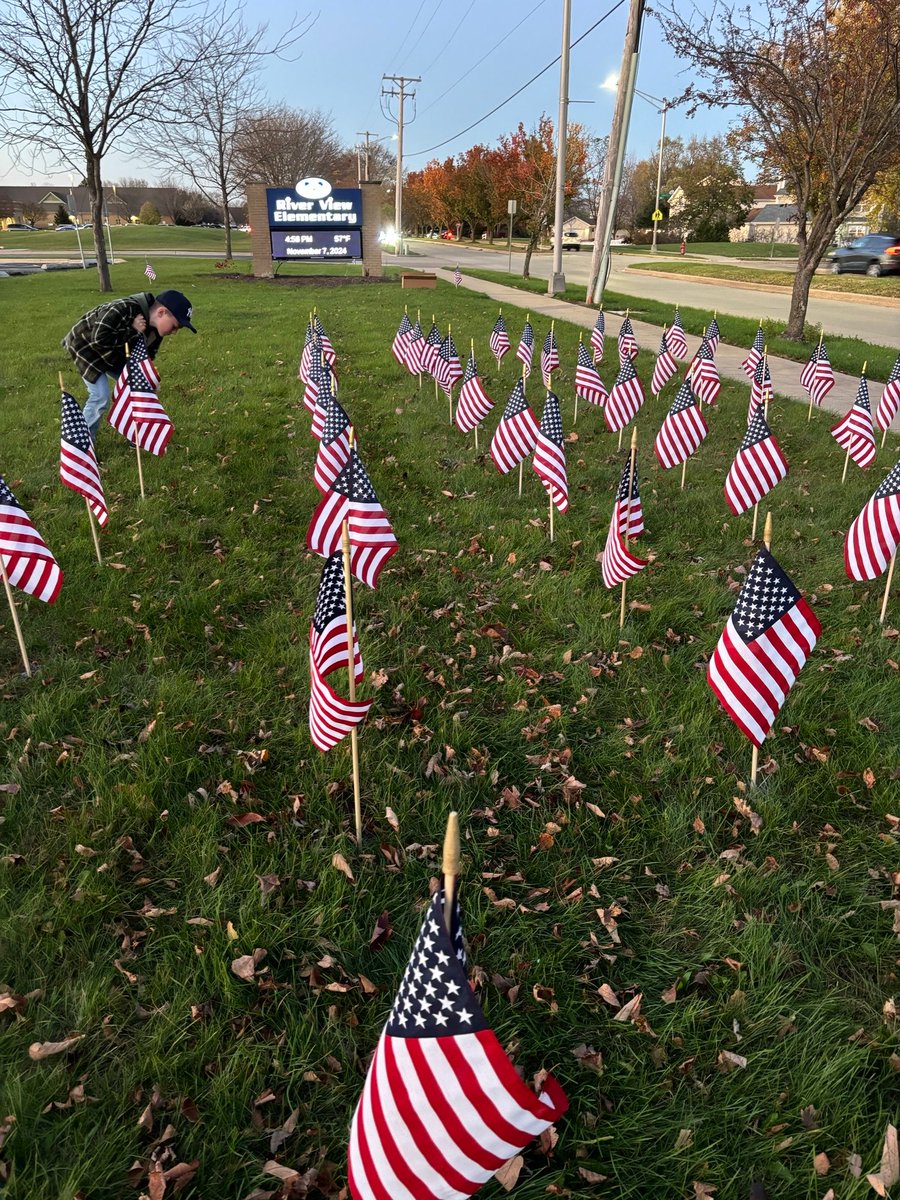 MidAmCarpenters's tweet image. A big shoutout to Henry Franzen, grandson of #Local1027 Rep Rusty Broadbent, who recently held his own Field of Flags fundraiser for disabled vets. Ten-year-old Henry took on this project to give back to all veterans and honor his two Army veteran great-grandfathers. After
