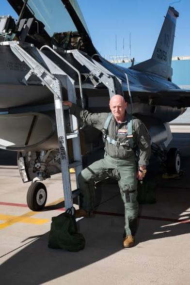 Roshan_Rinaldi's tweet photo. US Senator Mark Kelly flew 39 combat missions over Iraq. He piloted the Space Shuttle four times. 

But he went to Kiev and called for the defence of Ukraine. So Elon Musk has branded him a "traitor". https://t.co/m02cYvcczv