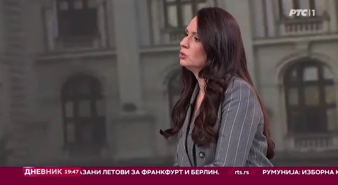 NRad17's tweet photo. Прима плату на РТС-у од наших пара и назива народ од кога живи руљом испред човека који је њену колегиницу назвао имбецилом, мало је рећи каква срамота од жене https://t.co/9SbaqmJXM7