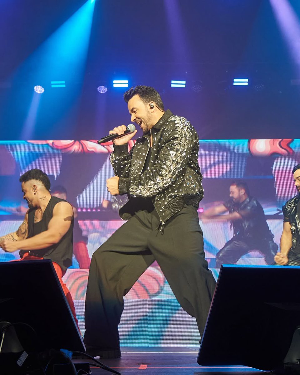 LuisFonsi's tweet photo. Te vas a enamorar de Sevilla si te mira a los ojos ♥️
#25AñosTour

Gracias a @AntonioJSMazuec y @elsatortondar por acompañarme 🙏🏼

📷: Diego Jimenez https://t.co/k7lQKcEbn1