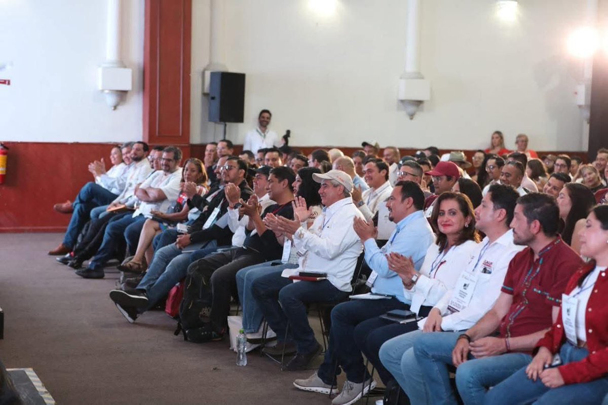 NancyOrtizOax's tweet image. Encabezados por la secretaria, @A_MontielR, ayer, después de la asamblea informativa, los delegados federales y directores regionales de todo el país nos reunimos para revisar avances de los #ProgramasBienestar. Trabajando unidos construimos la transformación.