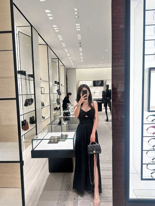 judithrobles41's tweet photo. #ChanelBangkok #Bangkok #shopping
I bought a black mini. I forgot to take a photo before packing. JUMMY CHOO classic gold high-heeled sandals.👠👠🥰 https://t.co/yfalf0TV6f