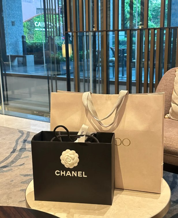 judithrobles41's tweet photo. #ChanelBangkok #Bangkok #shopping
I bought a black mini. I forgot to take a photo before packing. JUMMY CHOO classic gold high-heeled sandals.👠👠🥰 https://t.co/yfalf0TV6f