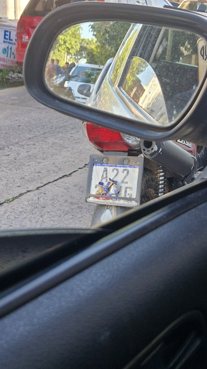 Pobre ciudadano justo se le engancho un papel y no se le ve la patente 👀