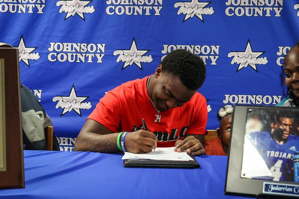 JadarrianC4's tweet photo. It’s official❤️🖤Time to work‼️
@Coach__Talbert @CoachWMD @LaGrangeFTBL @RecruitGeorgia 
#gopanthers https://t.co/igTqOFlMO1
