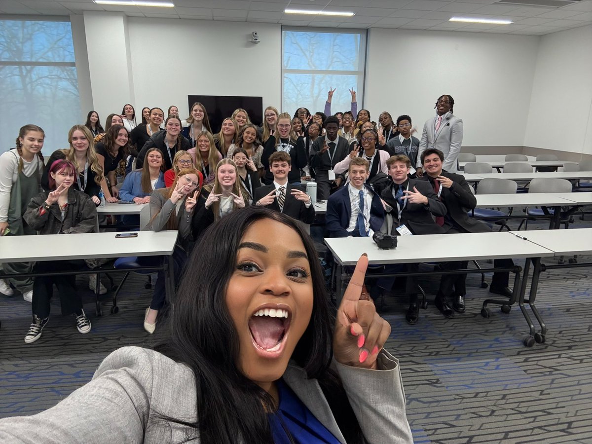 IAMJADEJACKSON's tweet image. Had so much fun talking to these students from all over the state about utilizing social media for breaking news at the @iasb_indiana conference 💙💙
You know Jade love the kids so we talked Tik Tok, being an annoyingly charming media partner & so much more. #iasb2025