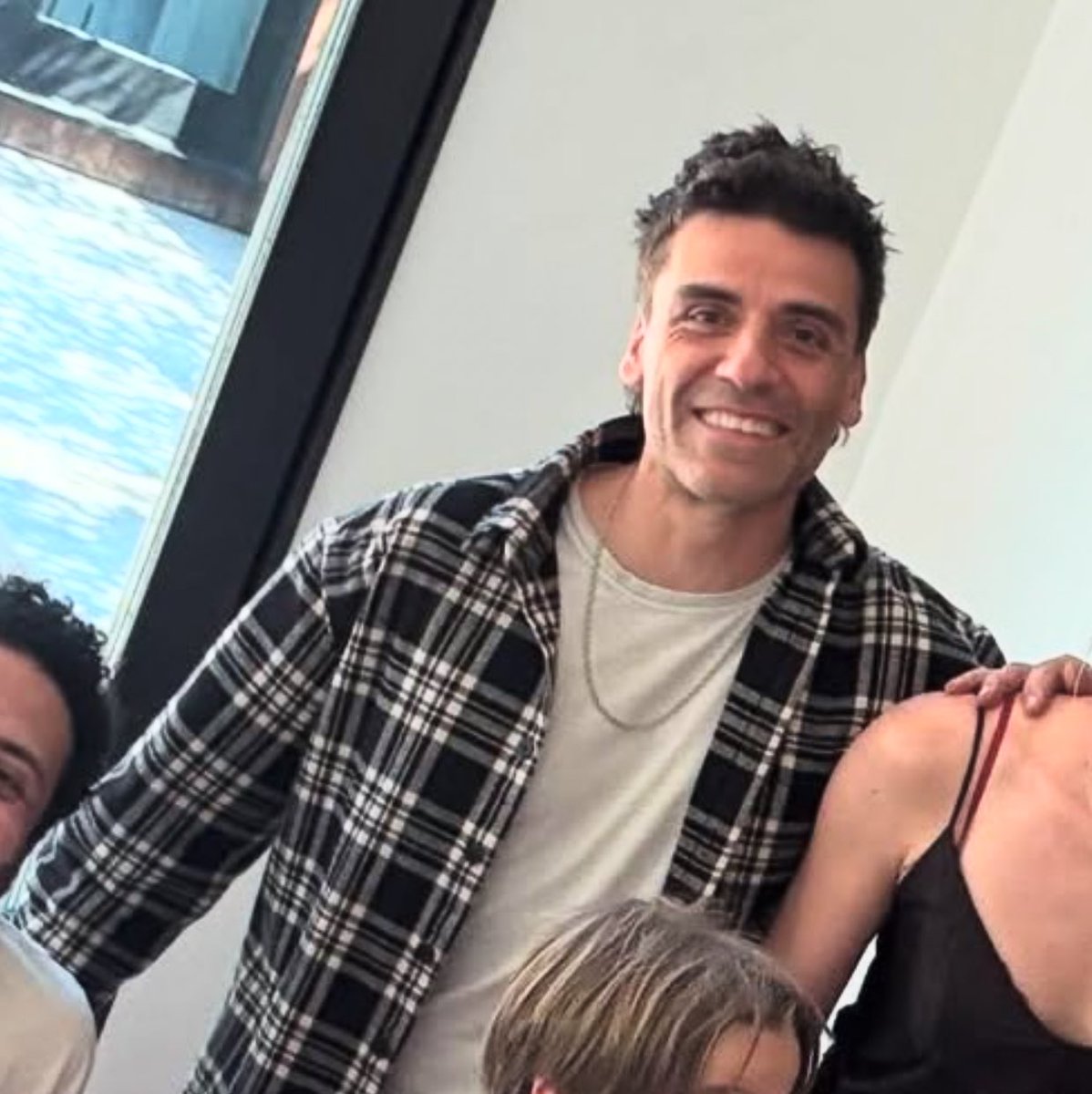 90210_o's tweet photo. Oscar isaac rocking a mullet, i love it. https://t.co/HpMFNdrPym
