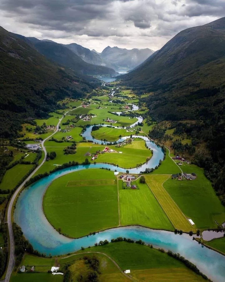 #مساء_الخير 🌹

النهر المتعرج في قرية Stryn أجمل قرى 🇳🇴 😍

في قلب قرية Stryn النرويجية يتلوى نهرها المتعرج كلوحة فنية رسمتها الطبيعة 
مشهد خلاب حيث يلتقي اللون الفيروزي للمياه مع الجبال الشاهقة والوديان الساحرة
إذا كنت تحب المناظر التي تأسر القلوب فهذه الوجهة ستأخذ أنفاسك!