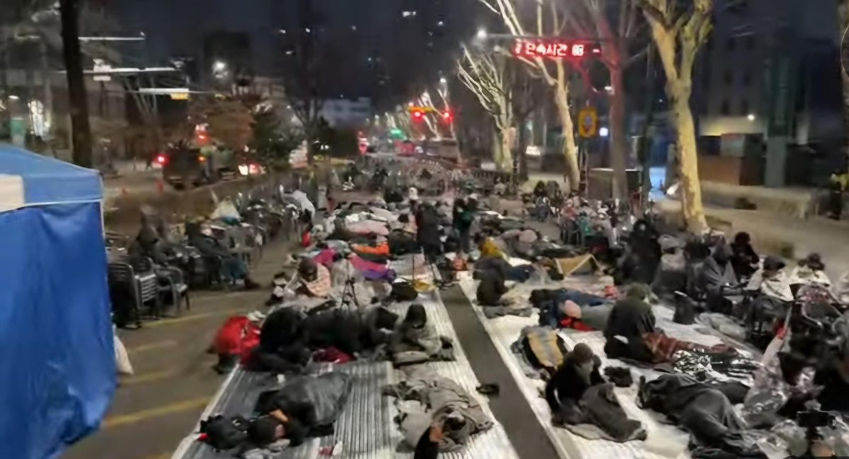 안국역 철야 집회 현장!
☆민노총이 저 자리로 계속 치고 들어와서, 결국 철야를 선택한 애국자들!