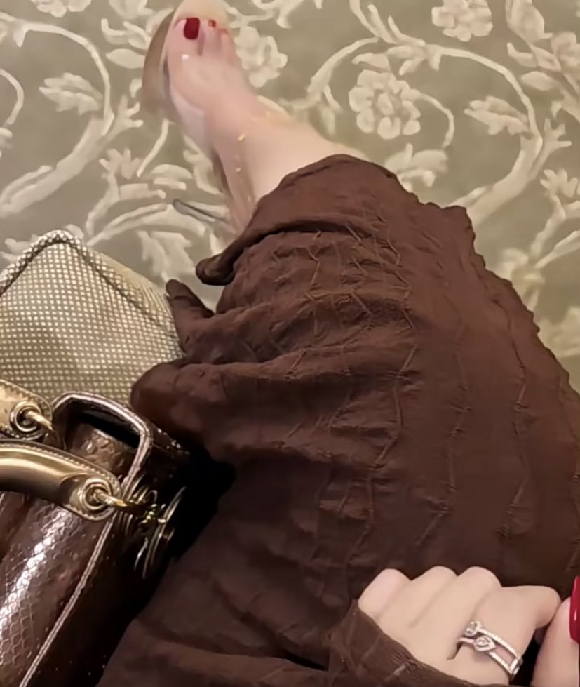 طــآب #مسائڪـم برفقـة مـن تحـبـون ،
وطـاب #مسائيَ بِأمنيات لعلها تتحقق 🌸❤️. .