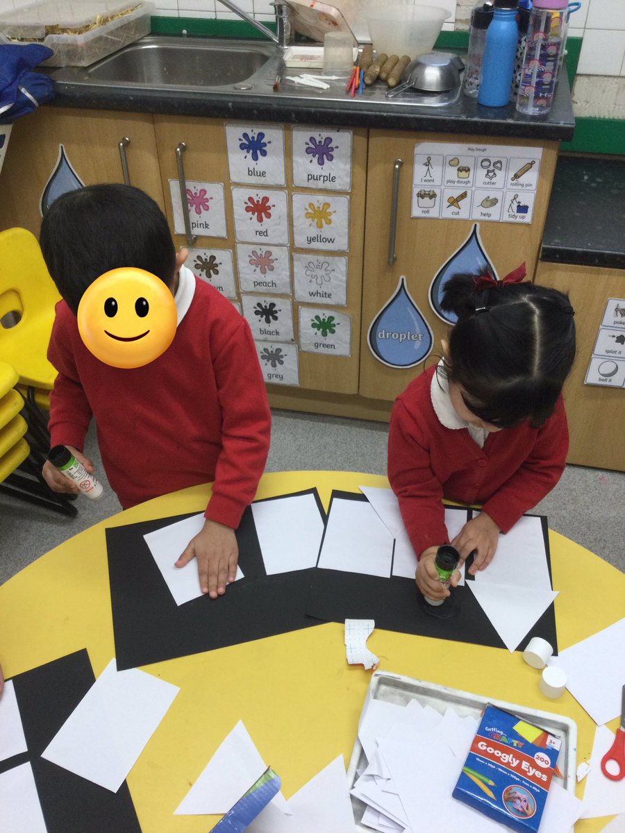 LeighPrimary's tweet photo. Nursery children enjoyed echo reading the story ‘The Three Little Pigs.’ The children were fantastic at making their own houses out of straw, sticks and bricks. @voice21oracy #Literacy #echoreading #EAD #UOW #lifelonglearnes https://t.co/ERfiPlVewK