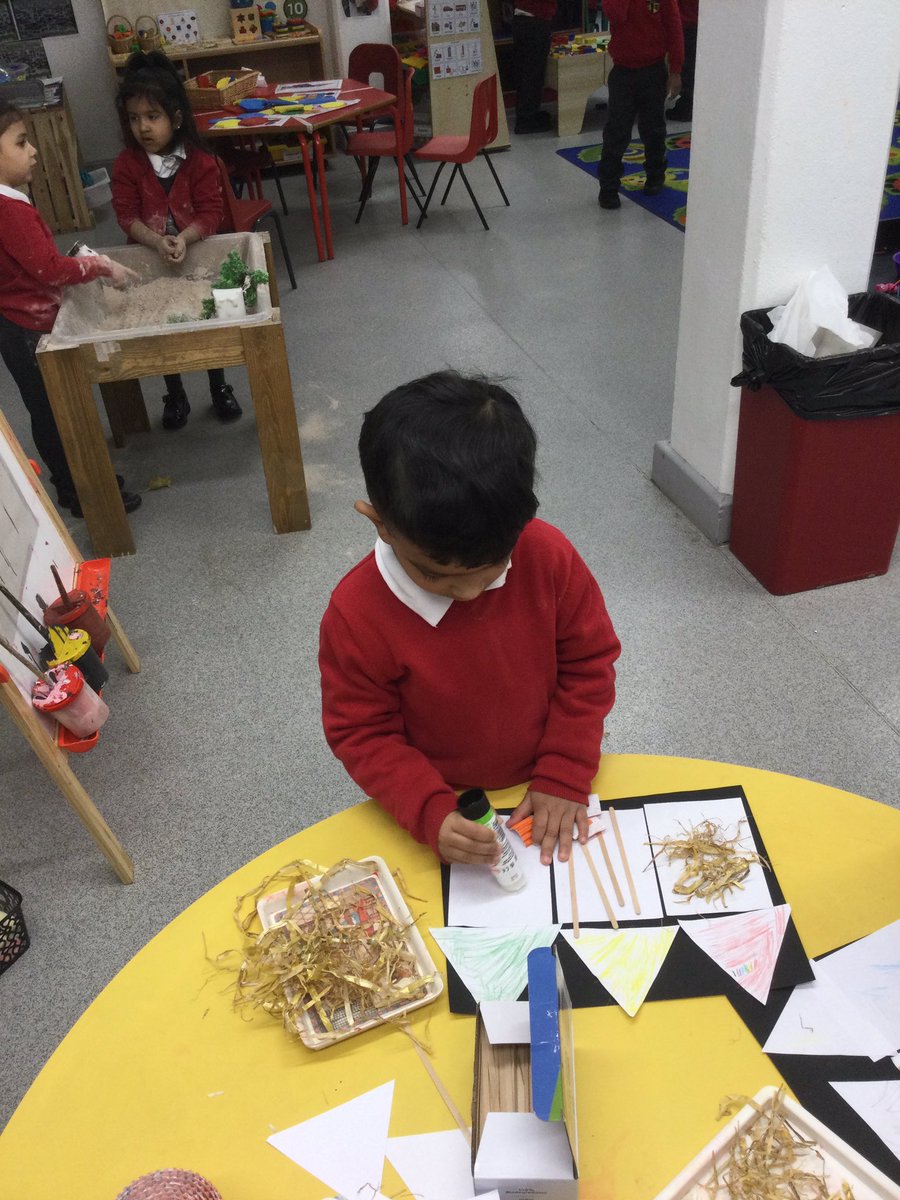 LeighPrimary's tweet photo. Nursery children enjoyed echo reading the story ‘The Three Little Pigs.’ The children were fantastic at making their own houses out of straw, sticks and bricks. @voice21oracy #Literacy #echoreading #EAD #UOW #lifelonglearnes https://t.co/ERfiPlVewK
