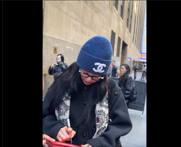 A47537's tweet image. #JENNIE arrived at #RadioCity for The #RubyExperience. She is so cute, she signed the #Ruby ​​albums and took pictures with her capybaras. I love her outfit, so cute #JENNIE_TheRubyExperience #JENNIEinLA #OA #JENNIExRadioCity
