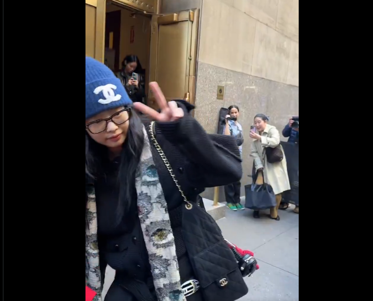 A47537's tweet image. #JENNIE arrived at #RadioCity for The #RubyExperience. She is so cute, she signed the #Ruby ​​albums and took pictures with her capybaras. I love her outfit, so cute #JENNIE_TheRubyExperience #JENNIEinLA #OA #JENNIExRadioCity