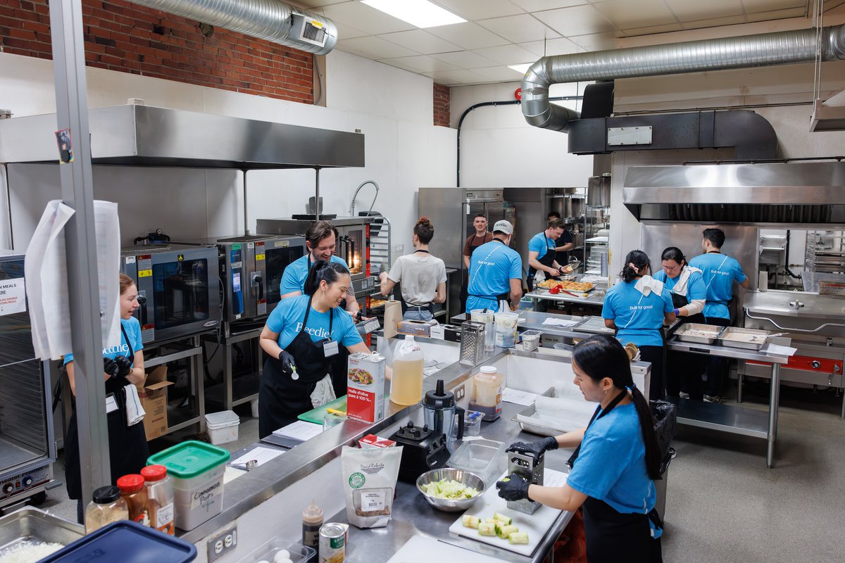 BeedieBuilt's tweet photo. It was wonderful to return for Plenty of Plates with @abetterlifevan, with our Beedie volunteers preparing delicious meals for local community members of the Downtown Eastside.
A big shout out to all of our volunteers who truly exemplify the meaning of being #BuiltForGood. https://t.co/kttT9POLTC