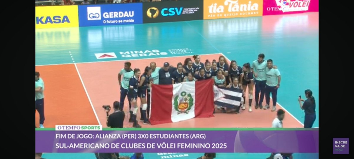 EdaliGloria's tweet photo. ALIANZA LIMA ES EL PERÚ Y EL PERÚ ES ALIANZA LIMA 
💙🤍💙 ❤️🤍❤️
De la mano de Chabelita, Esmeralda, Marina, Maëva, Clarivett, Julieta y Sonaly, Alianza Lima hoy logró un hito histórico en el voley peruano: llegar a un mundial de clubes de voley, al mismo tiempo que, después de décadas, se llega nuevamente a una final Sudamericana.
Las palabras son insuficientes en un momento así. Es imposible poner en frases la emoción, la alegría, el amor, el orgullo que me embarga, que nos embarga a todos los Aliancistas.
Hoy no solo han dejado en alto el nombre de la blanquiazul, sino de todo el Perú, que maravillado observa como un grupo de jóvenes guerreras ha sabido levantarse con resiliencia de los tropiezos en el camino y, rodeadas de incertidumbre, llegaron al sudamericano no para participar, sino para hacer HISTORIA. Con coraje, con corazón, con hartos ovarios, con pasión y con harto amor propio, hoy ustedes HAN HECHO HISTORIA.
GRACIAS TOTALES a todo el equipo, al comando técnico (sí, merecen también todo nuestro reconocimiento), a Cenaida Uribe por ser el cerebro y las gestora de nuestro equipo de voley, y gracias también a los hinchas aliancistas que nunca dejaron de creer y apoyar, y a los hinchas de otros equipos que pusieron primero al Perú y alentaron de forma sincera al equipo.
¡ALIANZA LIMA ES SUS MUJERES!
¡ARRIBA ALIANZA TODA LA VIDA!
💙🤍💙🤍💙🤍💙