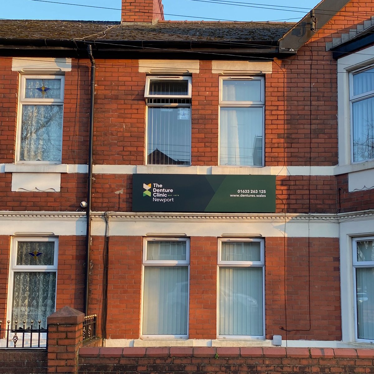 getPortside's tweet image. Now showing,  Cardiff Road, opposite the Royal Gwent! Finally got the front sign  installed for The Denture Clinic Newport. Many thanks to Steven Reynolds  the owner for providing some much needed manpower.  #signage #signinstallations #portside #newport #wales