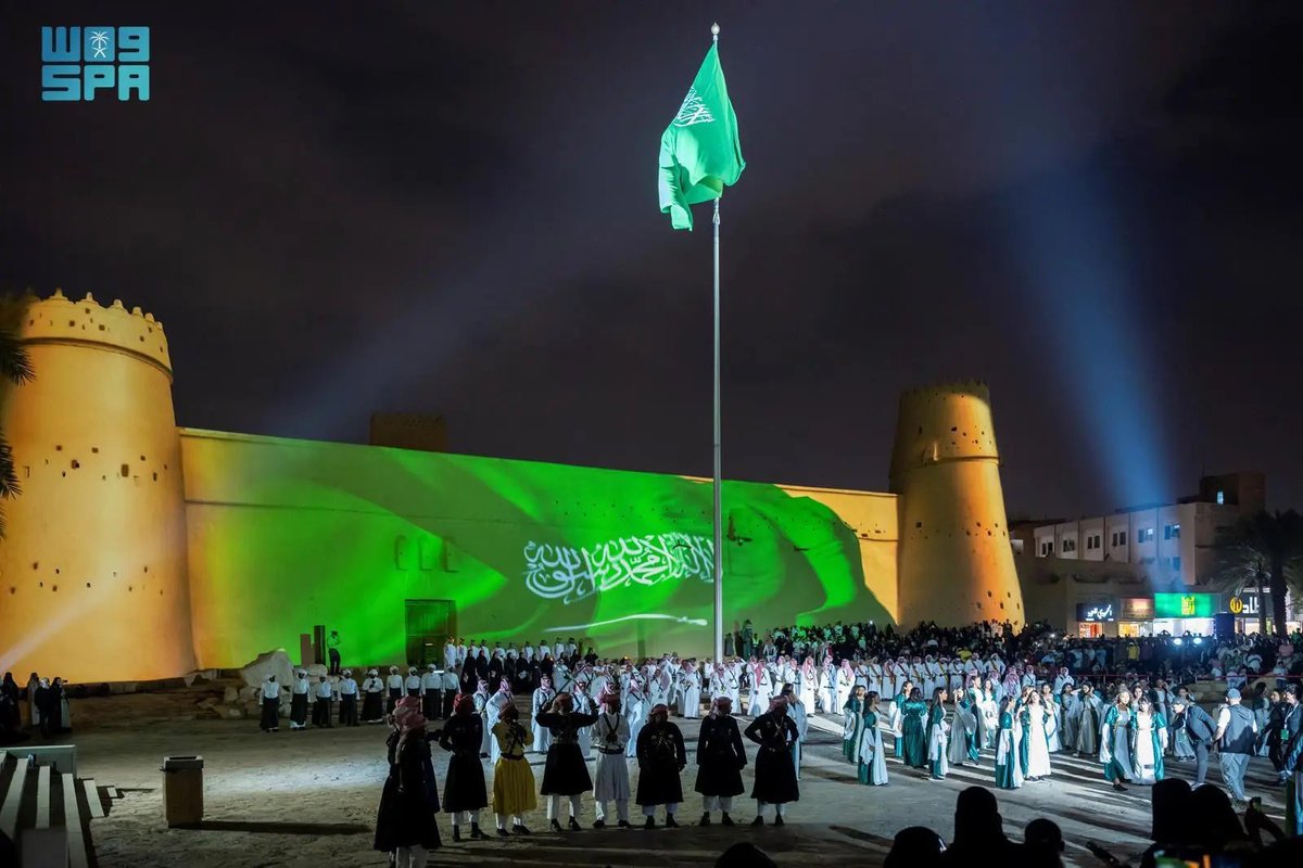 العلم 🇸🇦🇸🇦رمز للأمم وللشعوب والحضارات المختلفة لأن هذا العلم حضاره شعب بأكمله..
تحتفــــل المملكـة العربيـة الســــعودية فـي 11 مـارس بمناسبة يوم العلم🇸🇦
وهو اليوم الذي أقرّ فيه الملك عبدالعزيز -طيب الله ثراه - العَلم بشكله الذي نراه اليوم يرفرف عالياً.
#يوم_العلم_السعودي 🇸🇦
