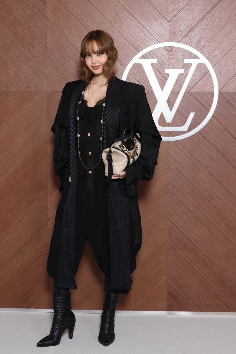 【2025秋冬パリフロントロウ速報】「#ルイ・ヴィトン」に #BLACPINK #リサ が来場。

▼フロントロウスナップはこちら
bit.ly/41GqoDM

#LISAxLVFW25 #LISAxLouisVuitton #LISA #LISAxLV