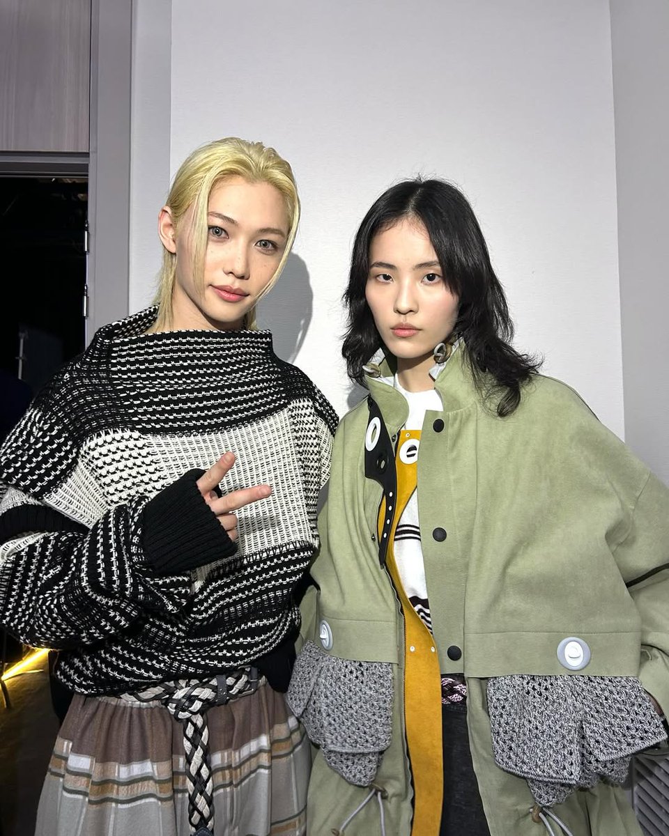 staysday6's tweet photo. felix backstage with model song-ah!

#FELIXxLVFW25 https://t.co/mIzciGABKv