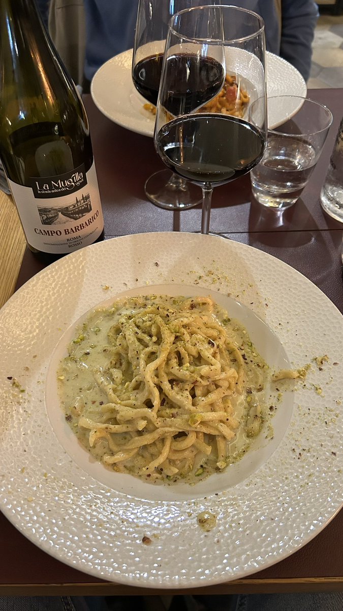 Good Italian red wine and tonnarelli with cacio e pepe  (Roman-style pasta with pecorino cheese and black pepper) 🤤