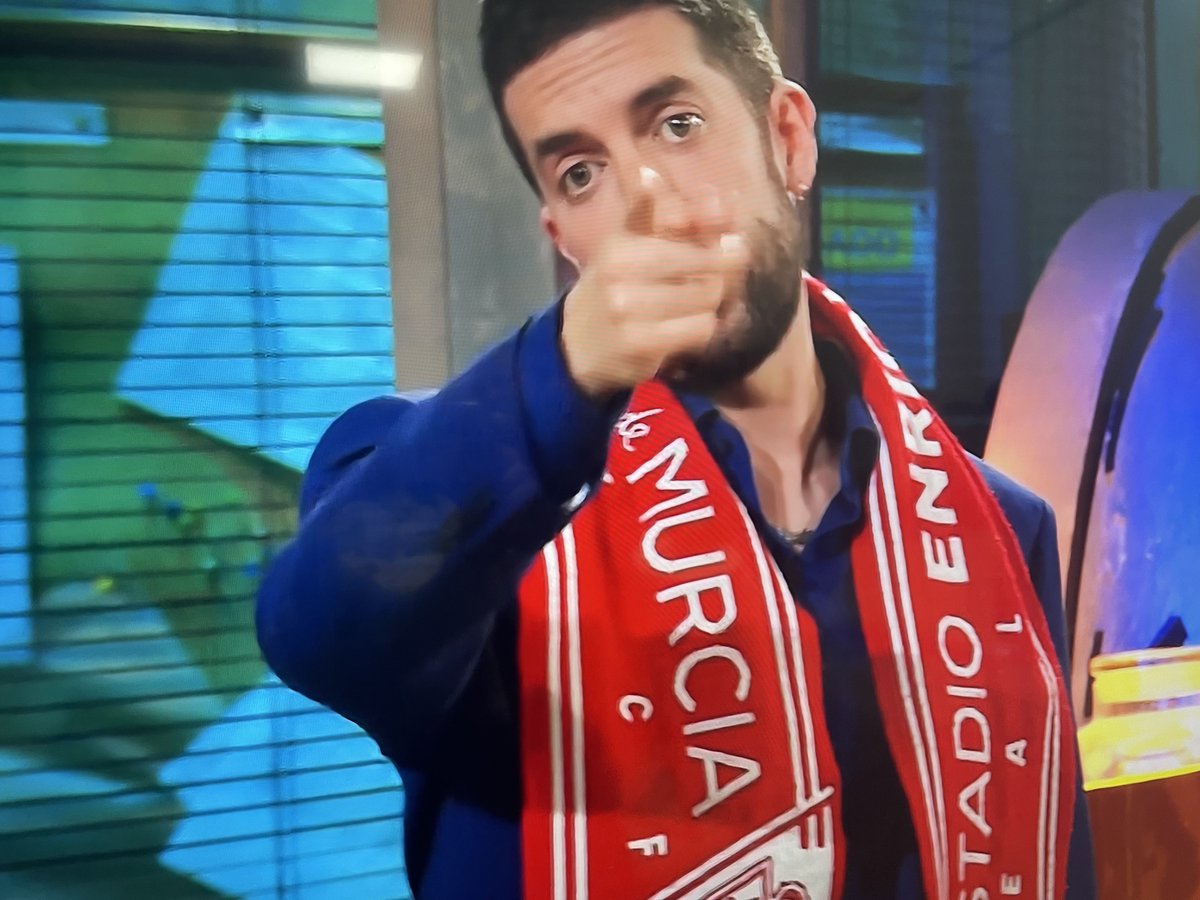 FanRealMurcia's tweet photo. 👀@davidbroncano en @LaRevuelta_TVE con la bufanda del @realmurciacfsad https://t.co/DjGRuJqVpL