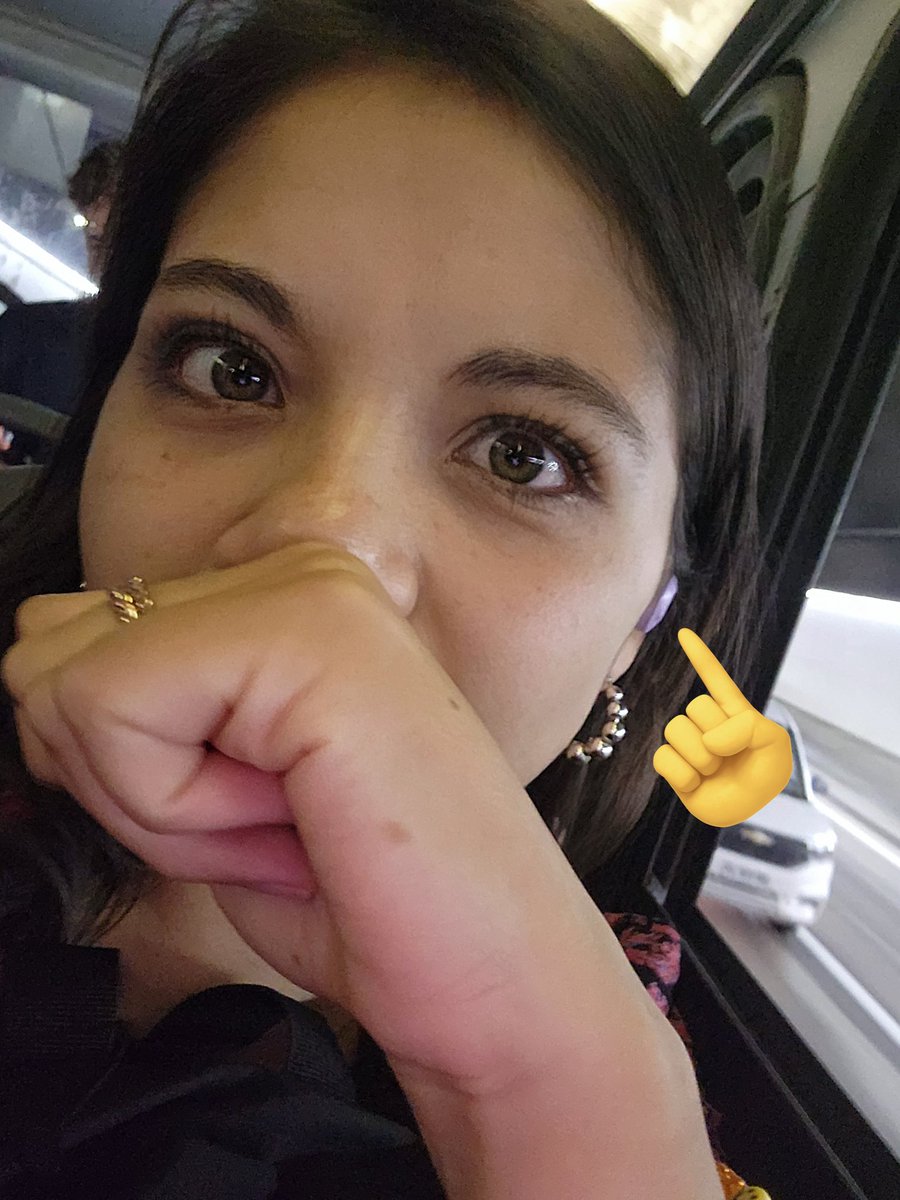 camicvs95's tweet photo. Soy la única que le da miedo que salga volando el audífono inalámbrico por la ventana de la micro??? (Hace calor para cerrar la ventana) https://t.co/UCV4SlljfT