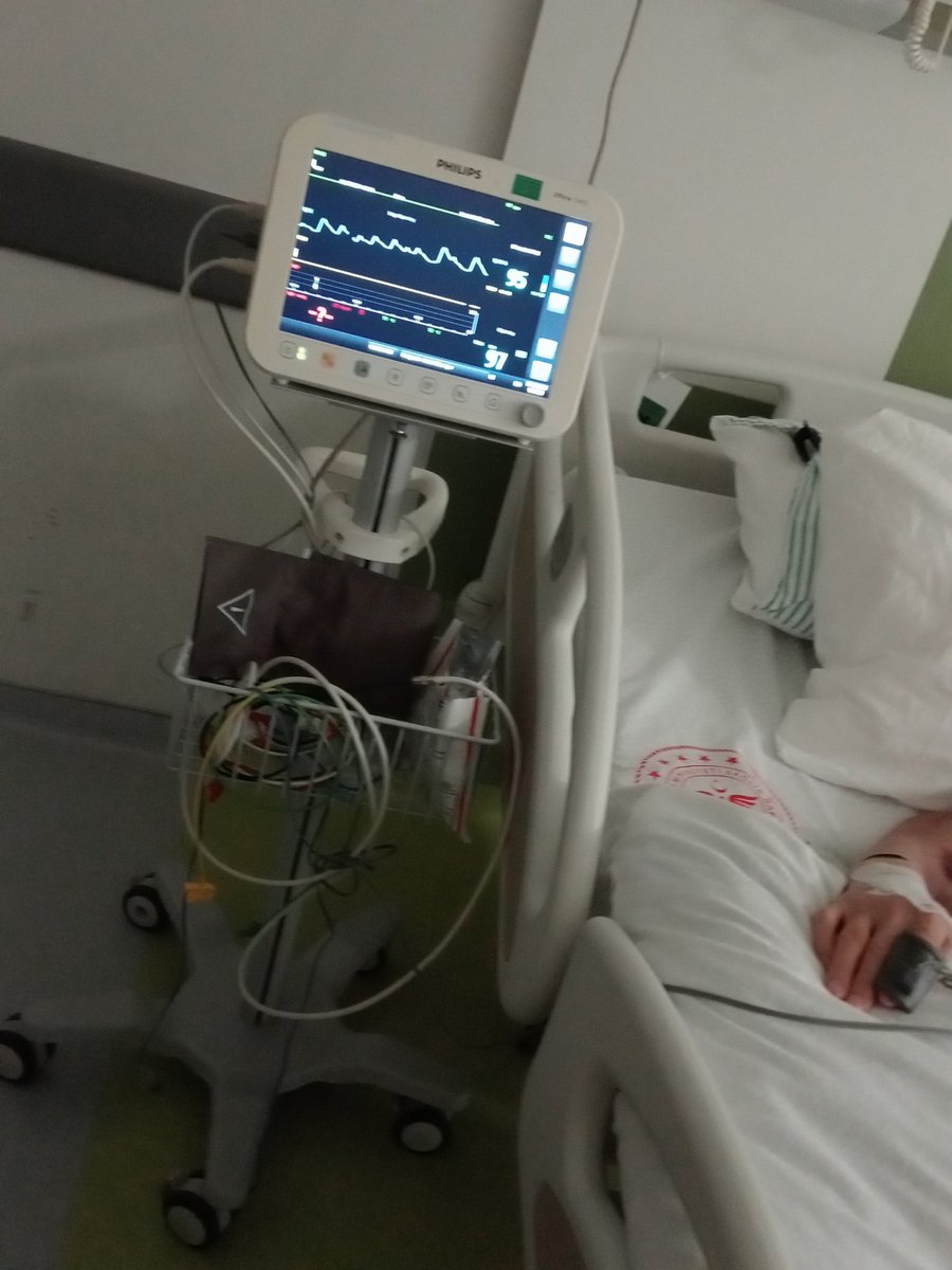 Taktir edersiniz ki şimdi herşeyi ile ben ilgilenmeliyim bu aletin ucu parmaktan hep çıkıyor makina ötüyor sürekli bir yandan hawa weriliyor tek tek cewap yazıp konuşmayı çok isterim ama yapamıyorum affedin beni hepiniz 
Daha güzel sağlıklı günlerde konuşuruz yine cır cır cırr 🌺