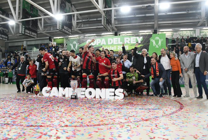 Des de #BraviumTeatre felicitem el <a href="/ReusDeportiu/">Reus Deportiu</a> per la seva 8a #copaOK.
Per molts títols més i perquè el nostre conveni de col·laboració segueixi fent-nos sentir orgullosos a ambdues entitats. 
Força Reus!
❤️🖤