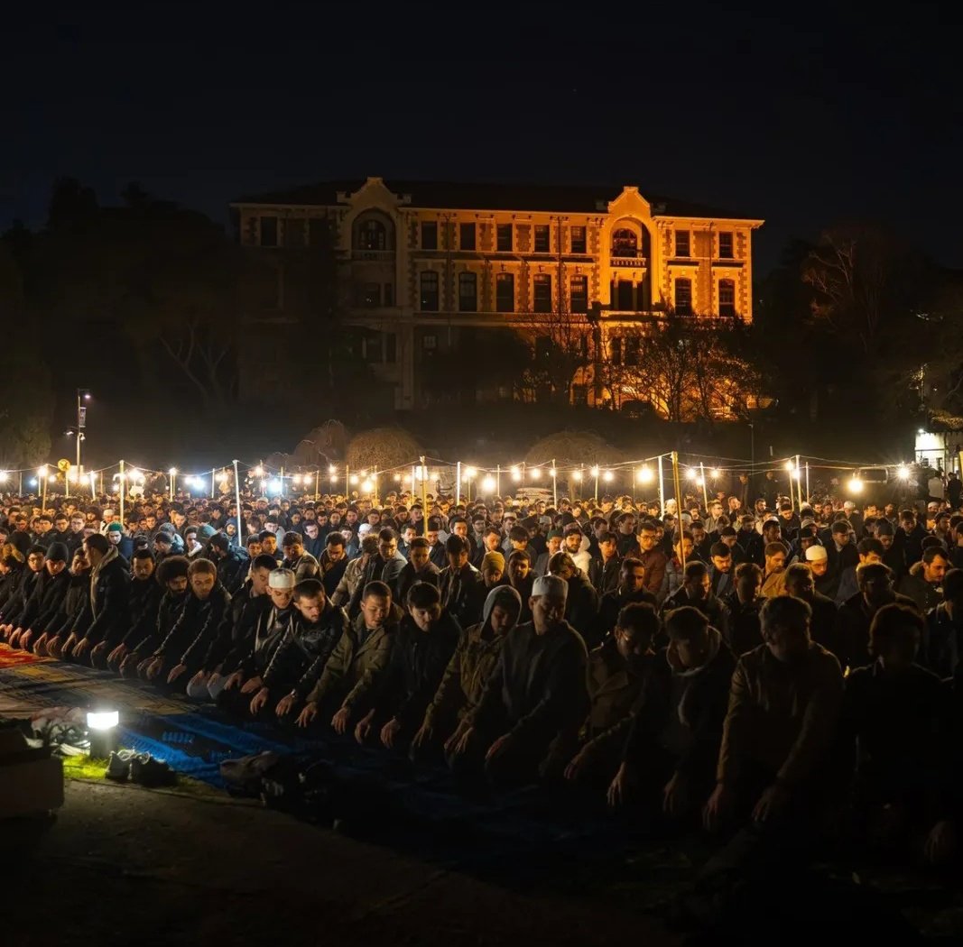 Genelde saçma sapan ahlaksızlıklar yapılınca “Yeni nesil gümbür gümbür geliyor” deniliyor ama gümbür gümbür gelen esas nesil bu.