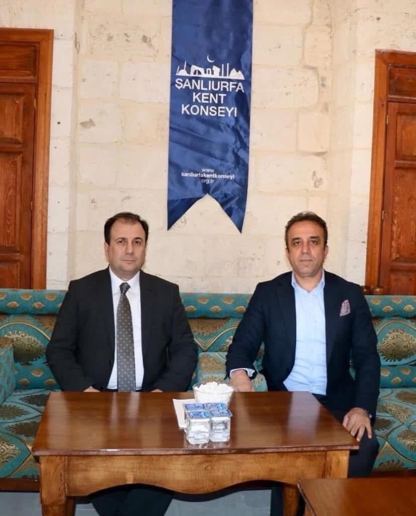 Başkanımız Mustafa Gülpınar, Şanlıurfa Kent Konseyi Başkanı Sayın Süleyman Hartavioğlu’nu ziyaret etti. Ziyarette gençlik, spor ve engelliler konusundaki projeler hakkında görüş alışverişinde bulunuldu. Sayın başkana nazik kabulleri için teşekkür eder, görevinde başarılar dileriz